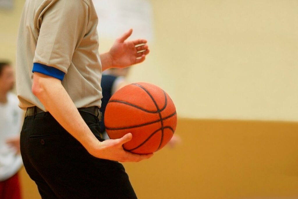 How To Referee Basketball Guide To Being A Good Officiating Ref Every